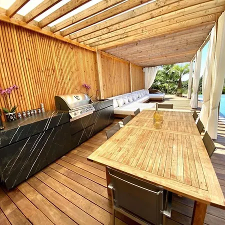 Hébergement de vacances Luxury For 14 People With Private Pool *