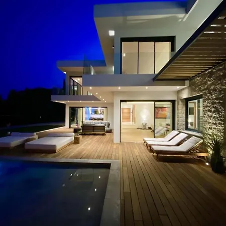 Luxury For 14 People With Private Pool